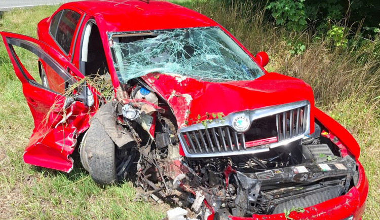 K havárii auta u Měrotína letěl vrtulník. Zraněného muže museli vyprostit hasiči