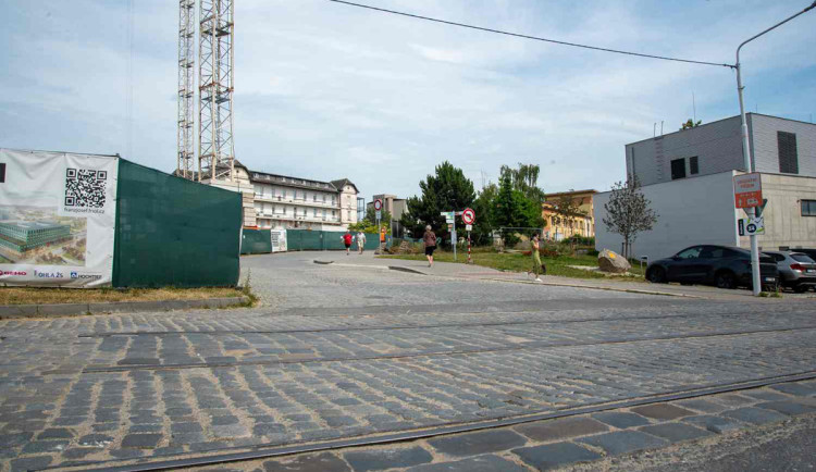 Od 1. července do 1. října se v souvislosti se stavbou pavilonu B uzavře část komunikace v prostoru někdejší staré vrátnice směrem k ředitelství.