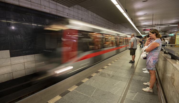 Mezi Černým Mostem a Florencí nejezdilo metro, v Hloubětíně vlak srazil člověka