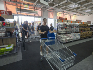 FOTO, VIDEO: Pět hodin ve frontě a ušetřené tisíce. Lidl Outlet v Olomouci vyvolal nákupní horečku