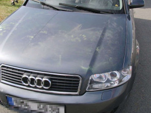 Žena ukradla v Olomouci lahev oleje, její manžel v autě najel do pracovníků ostrahy