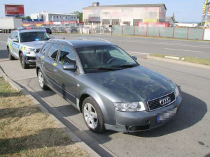 Žena ukradla v Olomouci lahev oleje, její manžel v autě najel do pracovníků ostrahy