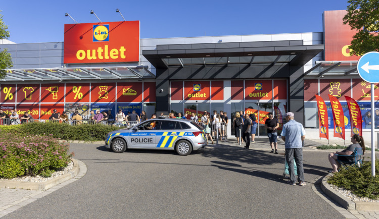 Fronta před prodejnou Lidl Outlet v Olomouci