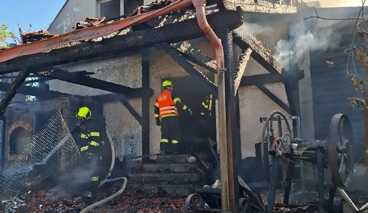 Ve vesničce u Bouzova plameny ničily dům, ve vedru s požárem bojovalo osm jednotek hasičů
