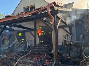 Ve vesničce u Bouzova plameny ničily rodinný dům, ve vedru s požárem bojovalo osm jednotek hasičů