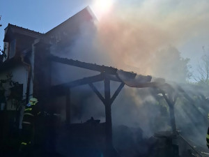Ve vesničce u Bouzova plameny ničily dům, ve vedru s požárem bojovalo osm jednotek hasičů