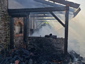 Ve vesničce u Bouzova plameny ničily dům, ve vedru s požárem bojovalo osm jednotek hasičů