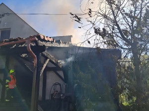 Ve vesničce u Bouzova plameny ničily dům, ve vedru s požárem bojovalo osm jednotek hasičů