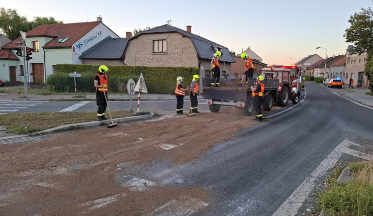 Dva kilometry silnice pokryté olejem a nehoda motorky. Hasiči v Olomouci řešili únik látky z cisterny