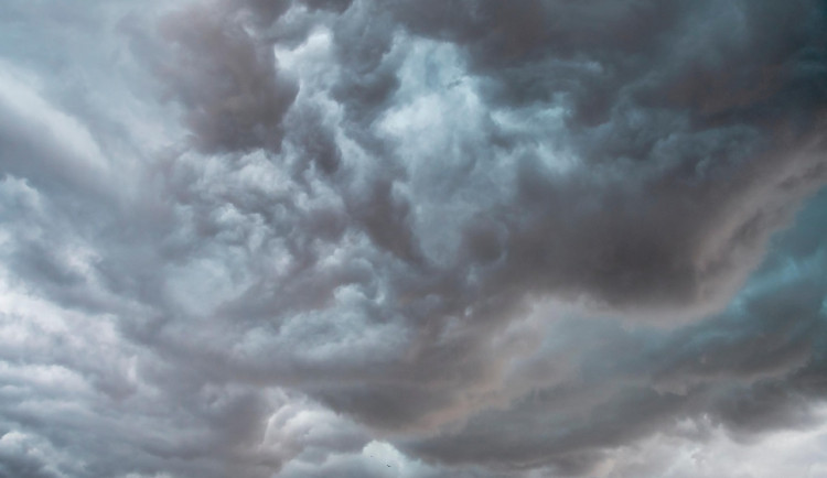 Přívalové deště a kroupy dnes hrozí i na jihu Moravy, varují meteorologové