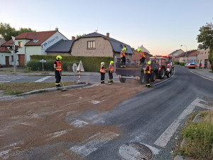 Dva kilometry silnice pokryté olejem a nehoda motorky. Hasiči v Olomouci řešili únik látky z cisterny