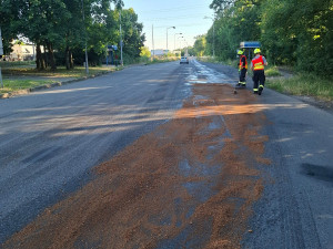 Dva kilometry silnice pokryté olejem a nehoda motorky. Hasiči v Olomouci řešili únik látky z cisterny