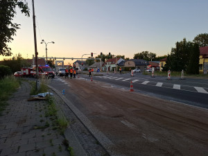 Dva kilometry silnice pokryté olejem a nehoda motorky. Hasiči v Olomouci řešili únik látky z cisterny