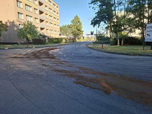 Dva kilometry silnice pokryté olejem a nehoda motorky. Hasiči v Olomouci řešili únik látky z cisterny