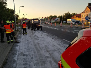 Dva kilometry silnice pokryté olejem a nehoda motorky. Hasiči v Olomouci řešili únik látky z cisterny