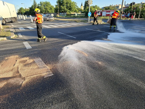 Dva kilometry silnice pokryté olejem a nehoda motorky. Hasiči v Olomouci řešili únik látky z cisterny