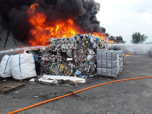 Černý dým byl vidět na kilometry, na Přerovsku hořela skládka plastů