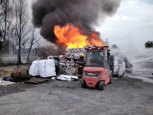 Černý dým byl vidět na kilometry, na Přerovsku hořela skládka plastů