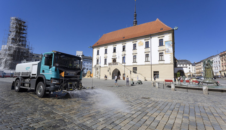Kropící vůz projíždí přes Horní náměstí v Olomouci
