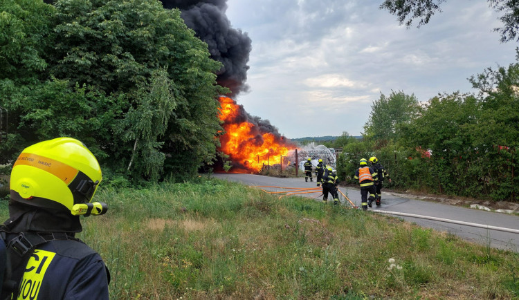 Černý dým byl vidět na kilometry, na Přerovsku hořela skládka plastů