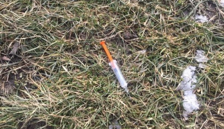 Strážníci za půl roku odstranili téměř pět tisíc injekčních stříkaček