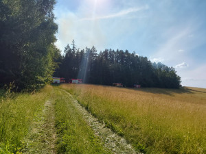 U Bludova hoří les. Zasahuje i vrtulník a dron s termokamerou