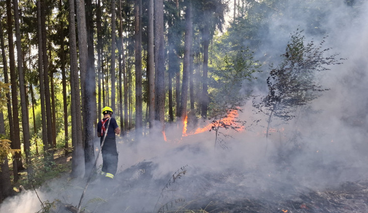 U Bludova hoří les. Zasahuje i vrtulník a dron s termokamerou