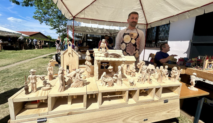 Čtrnáct let je řezbářem. Začalo to díky dlátkům od manželky, říká Marek Pazderka