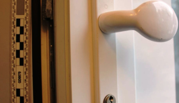 Muž na Vysočině vykrádal salony, ordinace, řeznictví. Sebral vrtačku i paruku