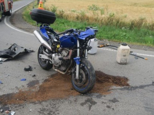U Kostelce na Hané zemřel motorkář, při odbočování ho přehlédl řidič nákladního auta