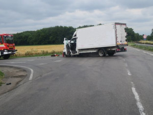 U Kostelce na Hané zemřel motorkář, při odbočování ho přehlédl řidič nákladního auta