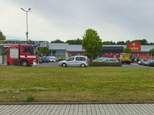 Rozruch u Lidl Outletu. V prodejně známého řetězce zasahovali hasiči
