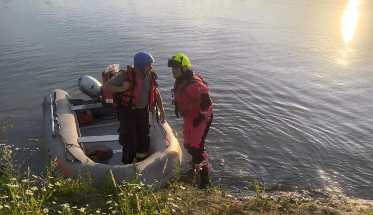 Hasiči přes čtyři hodiny pátrali u vody po člověku v nouzi. Telefon u Mohelnice chybně vyslal SOS