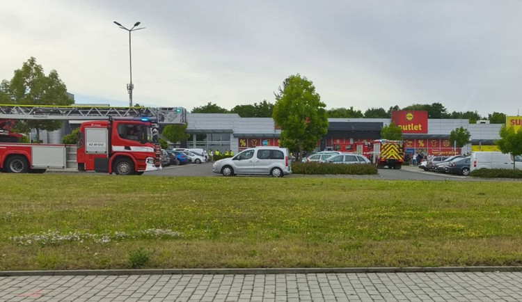 Rozruch u Lidl Outletu. V nedávno otevřené olomoucké prodejně zasahovali hasiči