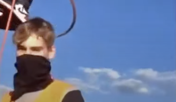 Policie hledá mladíky, kteří kvůli videu lezli na komín v areálu kaolinky