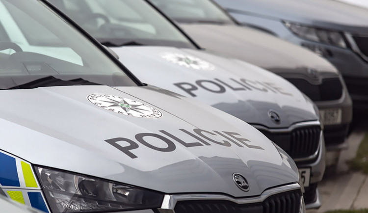 Stovky zameškaných hodin ve škole. Policie stíhá rodiče dvou dětí z Kojetínska