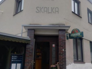 Inspektoři zavřeli restauraci v lázeňské obci Skalka. Uvnitř našli špínu a mrtvé hlodavce
