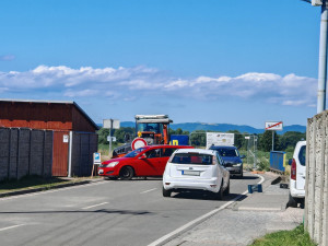 Cesta kolem populárního koupaliště dostala první vrstvu asfaltu. Může uzavírka u Nákla skončit dřív?
