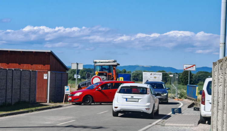 Začátek uzavírky silnice kolem pískovny Náklo na Olomoucku