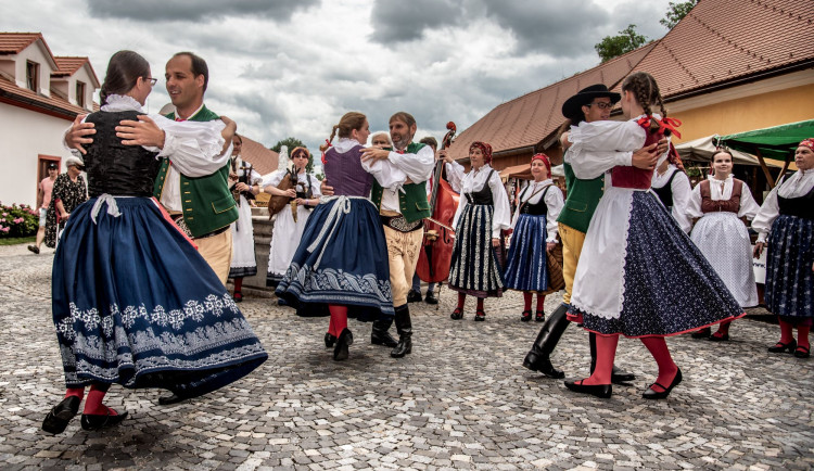 Kulturní tipy: Vyražte na borůvkobraní, dřevorubeckou soutěž nebo za veterány
