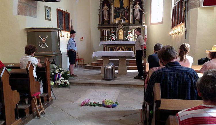Před deseti lety byly uloženy ostatky faráře Toufara. Zajímalo to tisíce lidí