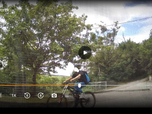 Bikeři si ze schodů před Mladečskými jeskyněmi udělali trail. Zastavte to, žádá správa