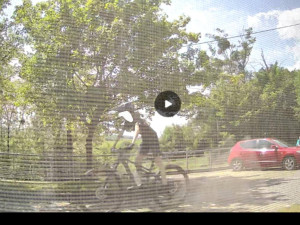 Bikeři si ze schodů před Mladečskými jeskyněmi udělali trail. Zastavte to, žádá správa