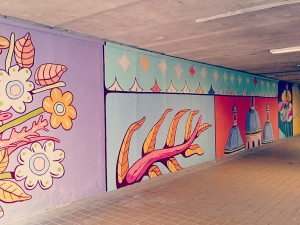 Francouzský malíř mění tvář podchodu v Olomouci. Omšelé zdi zkrášlí pestré motivy s místní symbolikou