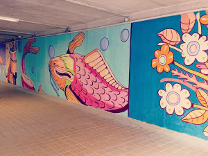 Francouzský malíř mění tvář podchodu v Olomouci. Omšelé zdi zkrášlí pestré motivy s místní symbolikou