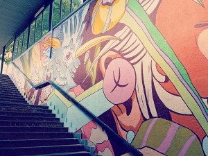 Francouzský malíř mění tvář podchodu v Olomouci. Omšelé zdi zkrášlí pestré motivy s místní symbolikou