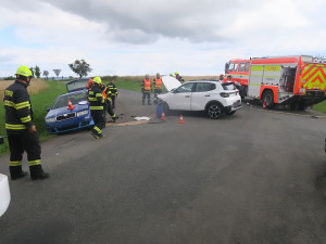 Tři zranění po nehodě v křižovatce na Přerovsku. Jednoho z řidičů vezl do nemocnice vrtulník