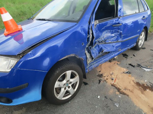 Tři zranění po nehodě v křižovatce na Přerovsku. Jednoho z řidičů vezl do nemocnice vrtulník