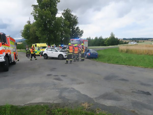 Tři zranění po nehodě v křižovatce na Přerovsku. Jednoho z řidičů vezl do nemocnice vrtulník