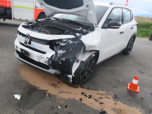 Tři zranění po nehodě v křižovatce na Přerovsku. Jednoho z řidičů vezl do nemocnice vrtulník